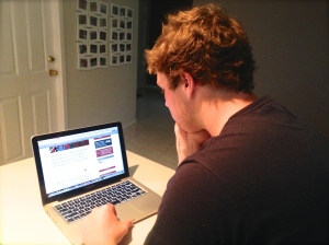 UOW student surfing the web for the latest news stories. 